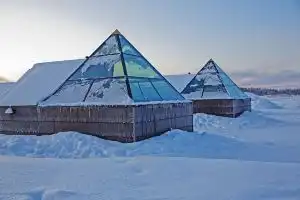 Aurora Pyramid Glass Igloos Hotel, Kongas