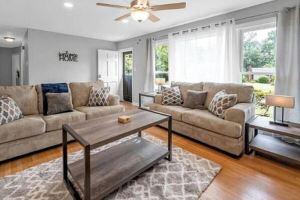 Brigadoon house with fenced backyard pets friendly, Lexington