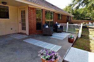 Backyard Oasis with Private Pool, SPA and Putting Green only 2 Miles from TAMU! Hotel, College Station
