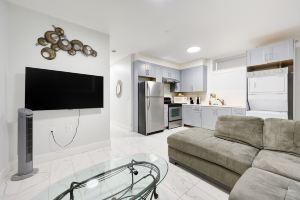 Basement Suite in Hotel, Burnaby