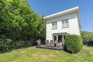 Pretty Holiday Home with Garden, De Koog