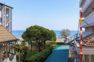 Apartment for 4 People, 1 Minute from the Beach and Close to the City Center, Caorle