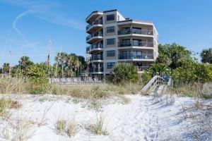 Gulf Views and Heated Pool - Exquisite Beachfront Sanctuary Hotel, St Pete Beach