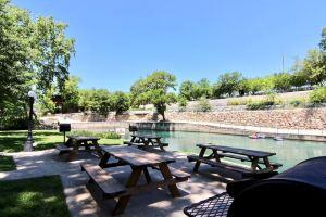 Waterfront Access and Charcoal Grills - Charming Comal River Oasis Hotel, New Braunfels
