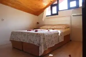 Moonhouse Apartments, Akyaka