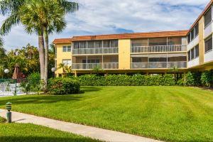Condo with Boat Dock, 1.5 miles to beach, and 2 blocks to 5th Avenue! Apartments, Naples
