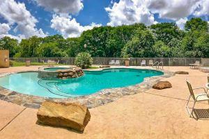 Spectacular Riverfront and Swimming Pools - Charming Waterfront Escape Hotel, New Braunfels