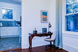 Suite in Heart of Downtown King Beds Forsyth Park - Upper Hotel, Savannah