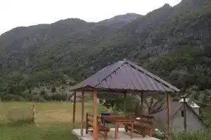 Bujtina Leke Gerla, Bajraku i Thethit