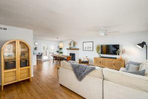 10 Min to Downtown~Luxury Home w/ Pool, Outdoor TV Apartments, Austin