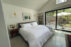 Brand New Charming Guest House in lovely Northwest CA. Private &Quiet, Glendale