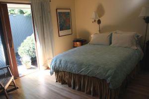 Private En Suite Large Master Bedroom With King Sized Bed, Burlington