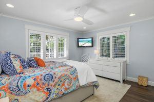 Updated 3-BR house in Old, 2 block walk to the beach, minutes to downtown, Naples