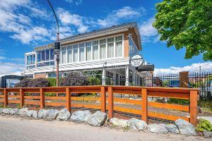 AQUA Corner Unit w Balcony and Amazing View #614 Hotel, Kelowna