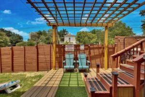 LUXE Spacious Downtown Retreat; SwimSpa; BBQ&FreeParking; Steps2 Moody&UT&6th St Hotel, Austin