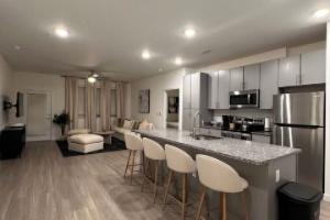 Lux Living, with Free Parking in City Central Hotel, Richmond