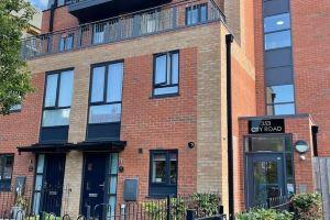Luxury 2-Bedroom Service Apartment with Balcony, Manchester