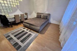 Quelle Apartment in Downtown with private garden, Kecskemet
