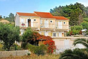 Kappatos Studios & Apartments, Lassi