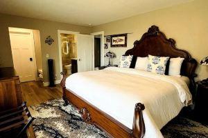 Unobstructed WATERFRONT views, downtown, trails! Hotel, Anchorage