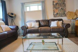 1 King bed + SofaQueen, Entire suite, By the Beach, Casino, Arena, kids parks. Hotel, Penticton