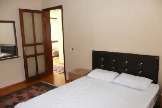 White Villa, Icmeler