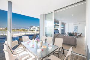 Villa Prol17, Exquisite 5Bdr Villa with Pool, Close to Fig Tree Bay Beach, Protaras