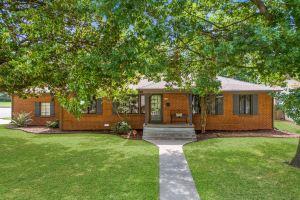 Charming Corner Lot with Cozy Living Room and Private Backyard - Inviting Retreat, Tulsa