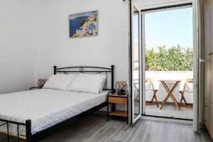 Enjoy the Life Vibrant Studio, Perissa