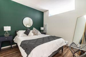 Rooftop Deck and Gourmet Kitchen - Luxurious Urban Retreat Hotel, Bellevue