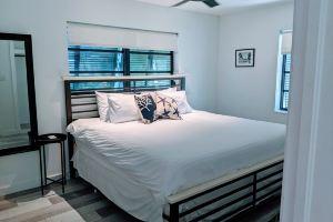 Modern Beach House, Private Screened-in Pool, close to Beach & Restaurants, Boca Raton