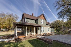 The Carol Anne - Charming 2bd - 2ba Victorian Home Near Downtown! Apartments, Des Moines