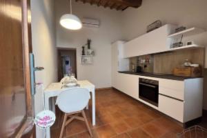 Cozy and quiet apartment in historic village with sea view, Rosignano Marittimo
