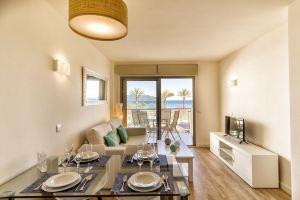 APARTMENT IN, Modern, DIRECTLY ON THE BEACH, SEAVIEW, Wifi Incl, up to 4 pers., Cala Millor