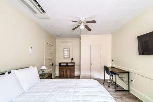 Renovated One Bedroom Apartment Downtown Minutes Away From the Beach, Falmouth