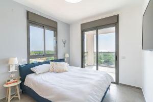 Sunlit Balcony & Coastal Charm Hotel, Nahariyya