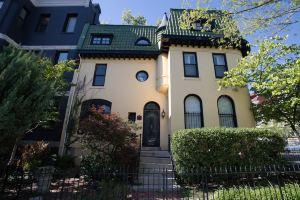 Culinary Hotspot and Vintage Charm - Cozy Cultural Retreat Apartments, Washington