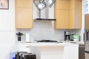 Brand-new 4 BR, family-friendly duplex is your home away from home in Vancouver! Apartments, Burnaby