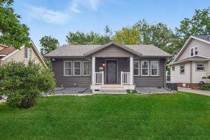 Recently Remodeled! Charming 2-bedroom bungalow in terrific DSM neighborhood, Des Moines
