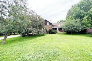 Charming century log home steps away from Lake & cross the park Apartments, Barrie