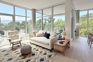 New Luxury Beachfront Escape with Pool and Hottub Hotel, Kelowna
