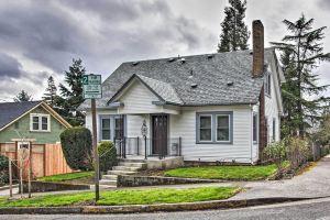 Central House w/ Updated Interior & Yard!, Eugene