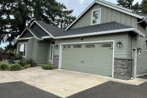 The Track House - 4BR Near UO, Autzen & Hayward, Peaceful & Spacious, Eugene
