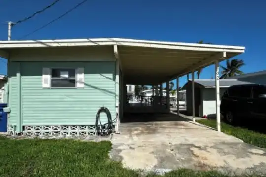 Waterfront property located inMarathon next to Sombrero Beach and 7 mile bridge Hotel, Marathon