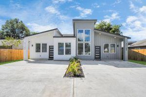 Spacious 2 Homes in vibrant Sleeps 18 Fully Gated w/Parking Apartments, Houston