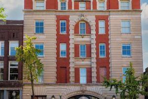 New Downtown Apartment - Parking Included, Walk to Orpheum, Forum, and Beale!, Memphis