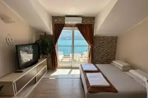 Stunning Beachfront Stay in Hotel, Igalo