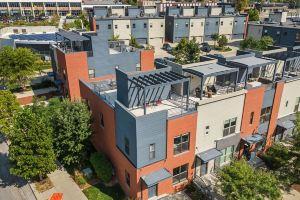Downtown Skyline Views in Modern Townhome with Rooftop Patios Apartments, Des Moines