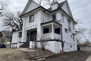 Beautiful remodeled historic Drake Univ home minutes from downtown and all metro Apartments, Des Moines