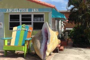 Angelfish Inn, Hollywood